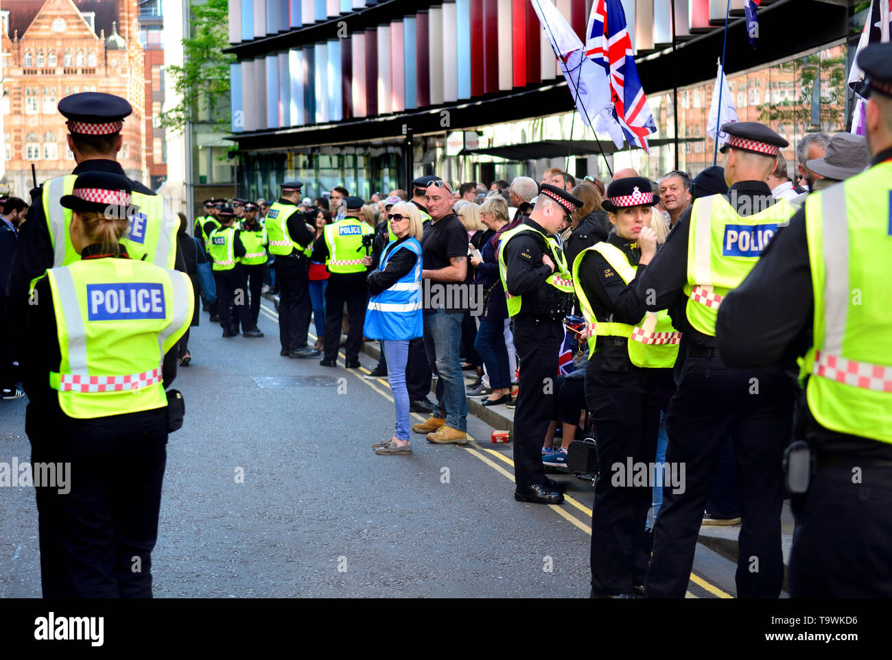 Londra, Inghilterra, Regno Unito. Gli ufficiali di polizia di polizia una folla di persone al di fuori del Vecchio Bailey, maggio 2019 come Tommy Robinson è inviato per la revisione del processo sul disprezzo degli oneri Foto Stock