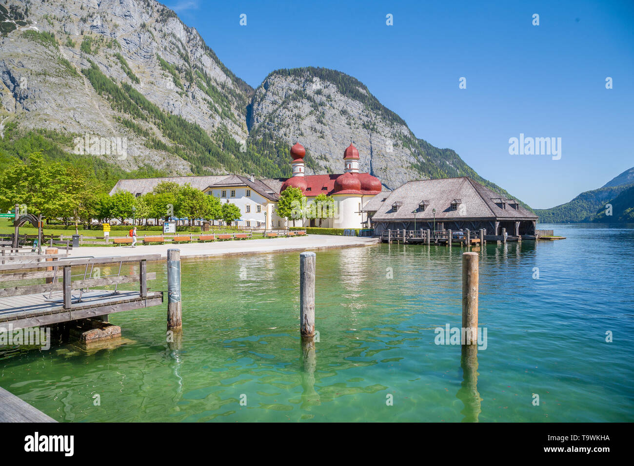 Classic vista panoramica del lago Konigssee con la famosa in tutto il mondo Sankt Bartholomae la chiesa del pellegrinaggio e il Watzmann mountain in una bella giornata di sole in summe Foto Stock