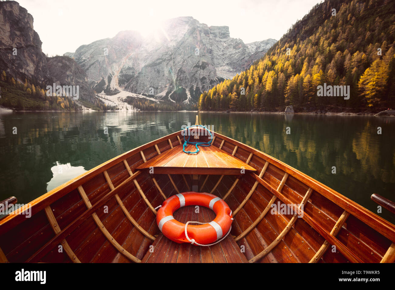 Bellissima vista del legno tradizionale barca a remi su SCENIC Lago di Braies nelle Dolomiti in scenic. La luce del mattino al sorgere del sole, Alto Adige, Italia Foto Stock