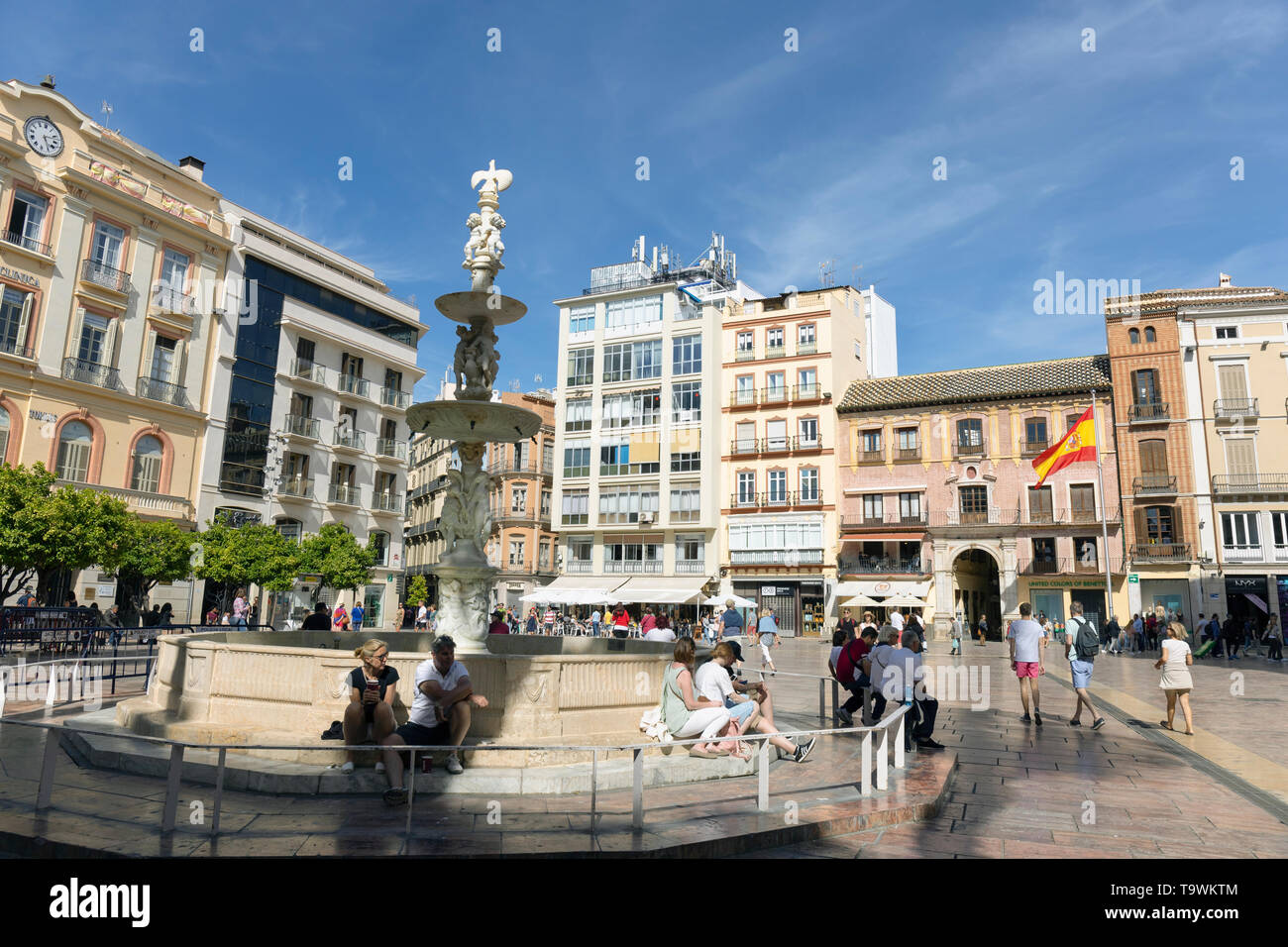 Plaza de la Constitucion, la Piazza della Costituzione, Malaga, Costa del Sol, provincia di Malaga, Andalusia, Spagna meridionale. La fontana è la Fuente de Genov Foto Stock