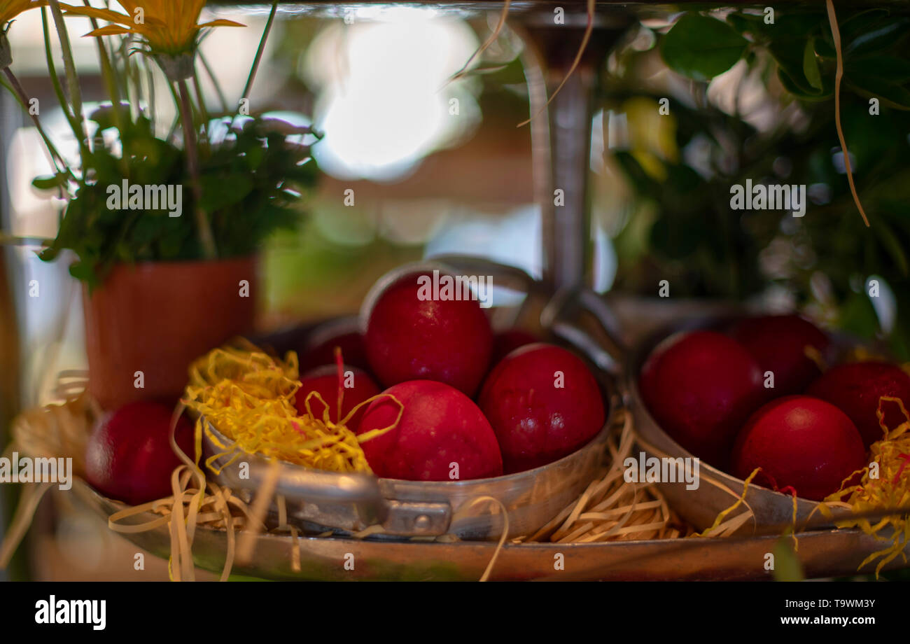 Composizione di pasqua con uova rosso Foto Stock