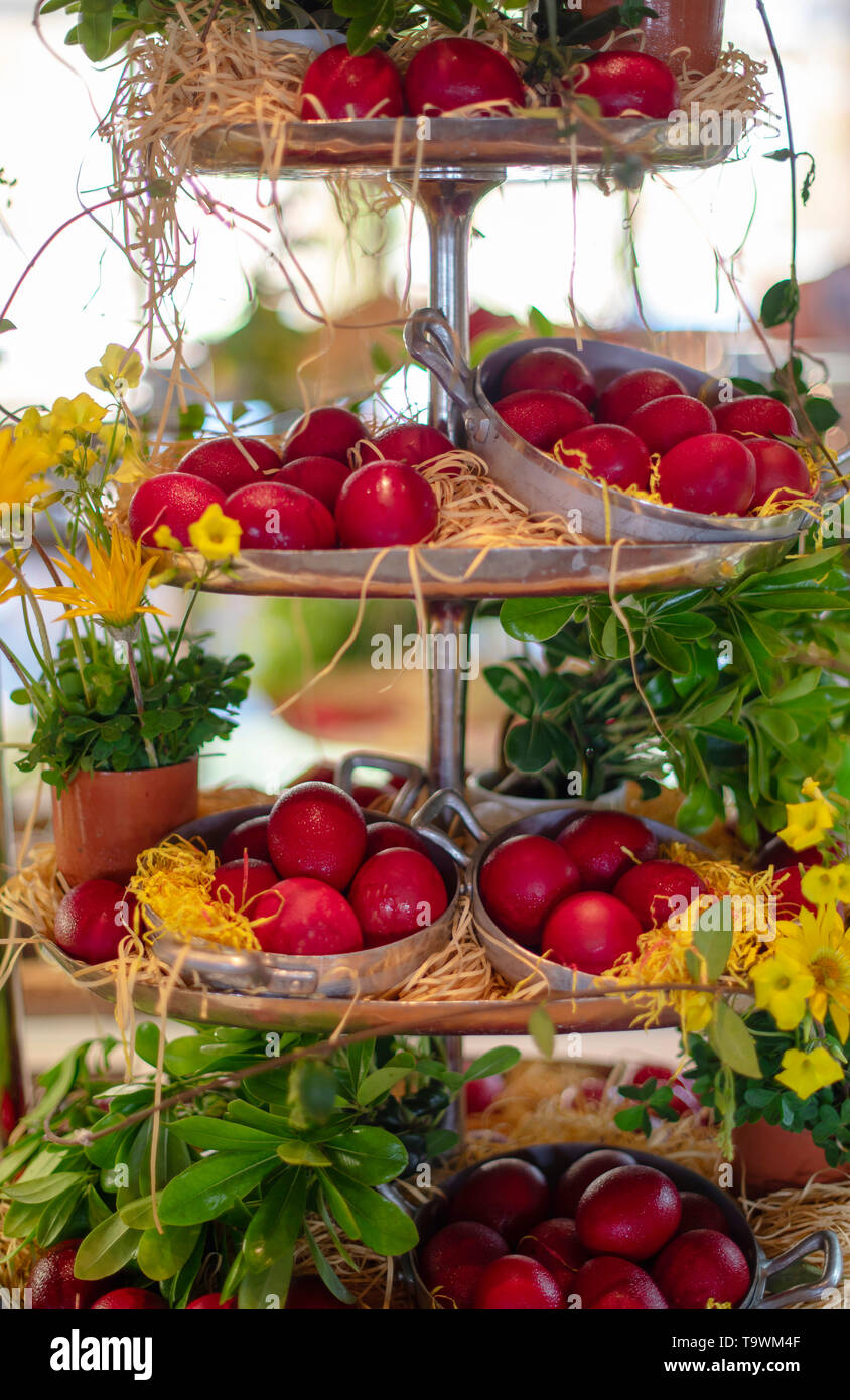 Composizione di pasqua con uova rosso Foto Stock