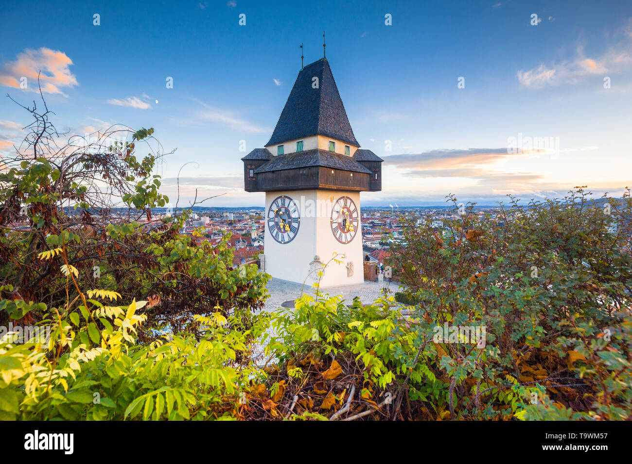 Classic vista panoramica del centro storico della città di Graz con il famoso Grazer Uhrturm torre dell orologio in bella luce della sera al tramonto, Stiria, Austria Foto Stock