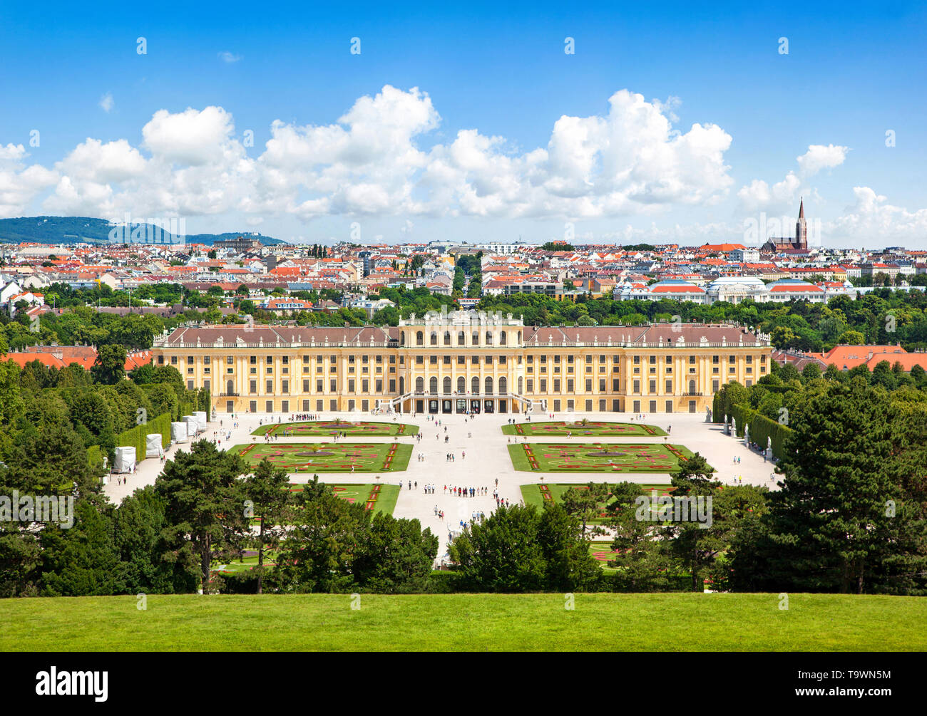 Bellissima vista del famoso Palazzo Schoenbrunn con grande parterre giardino di Vienna in Austria Foto Stock