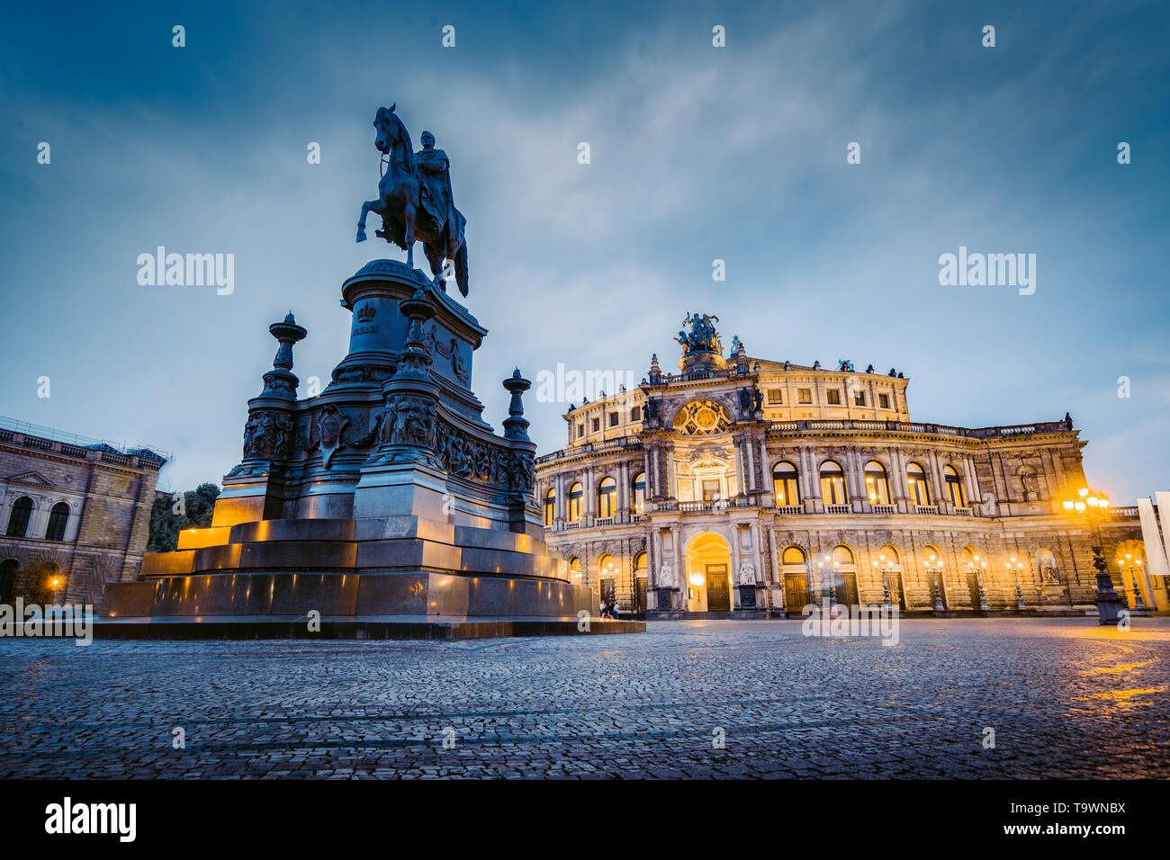 Classic vista crepuscolo della famosa Semperoper di Dresda illuminato nel bellissimo crepuscolo serale con drammatica cielo durante ore Blu al tramonto, Sassonia, Germa Foto Stock