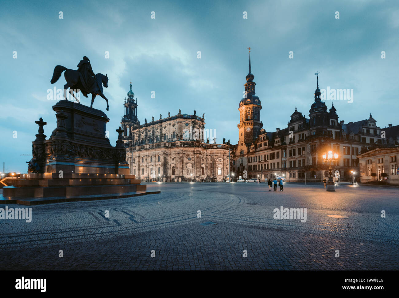 Classic vista crepuscolo di Dresda storica centro città illuminata nella bellissima crepuscolo serale con drammatica cielo durante ore Blu al tramonto, Sassonia, Ge Foto Stock