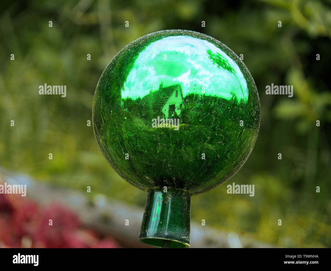 Reflektierende Gartendeko (grüne Kugel) Foto Stock