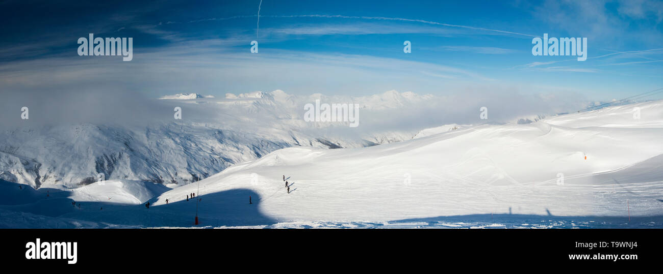 Vista panoramica sulla coperta di neve catena montuosa alpina nelle alpi sul cielo blu sullo sfondo Foto Stock