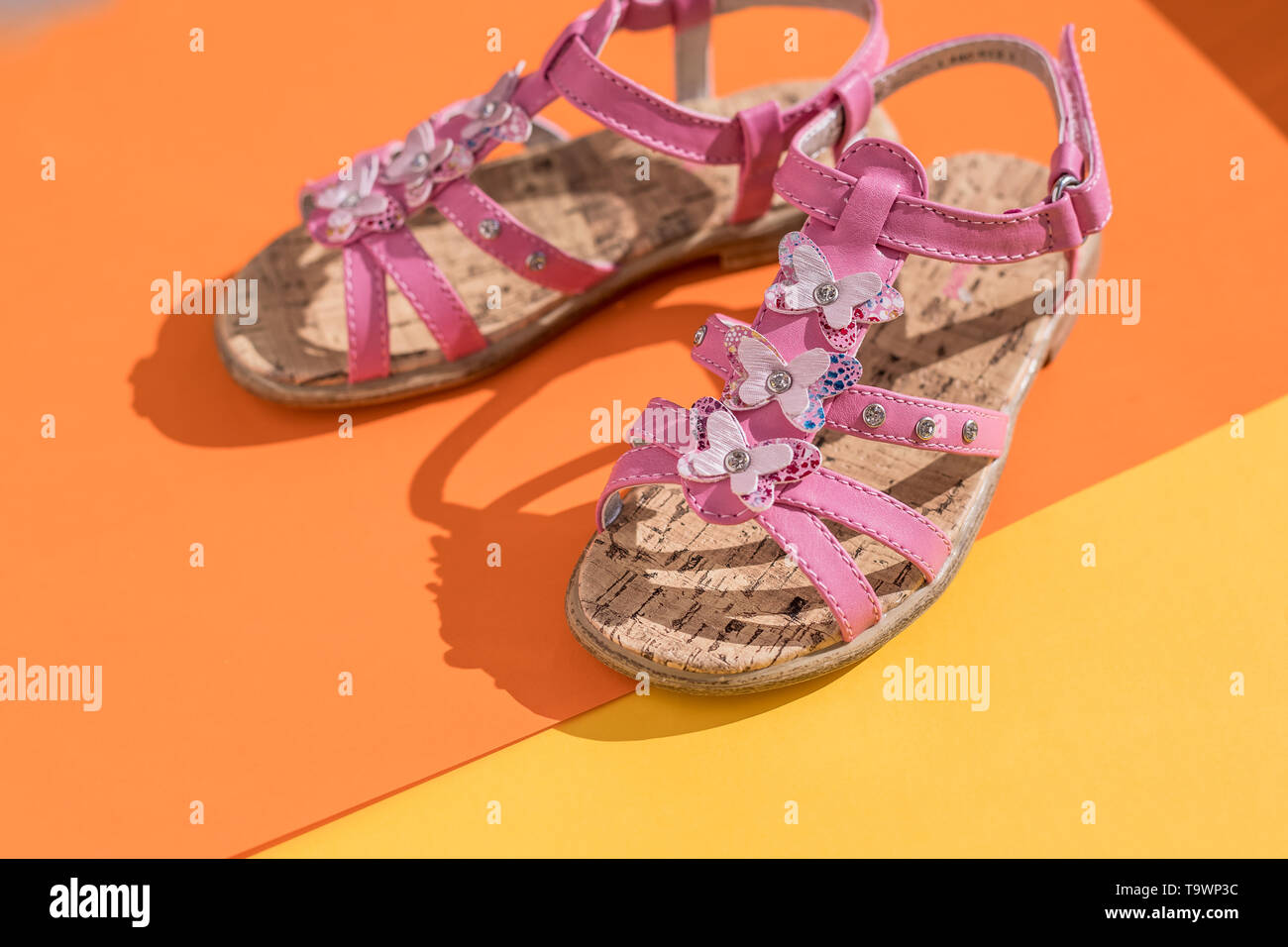 Bambini Estate sandali. scarpe per bambini, girl pink calzature alla moda,  pelle sandalo ,mocassini.bianco pelle bambina sandali estivi isolato su  giallo Foto stock - Alamy