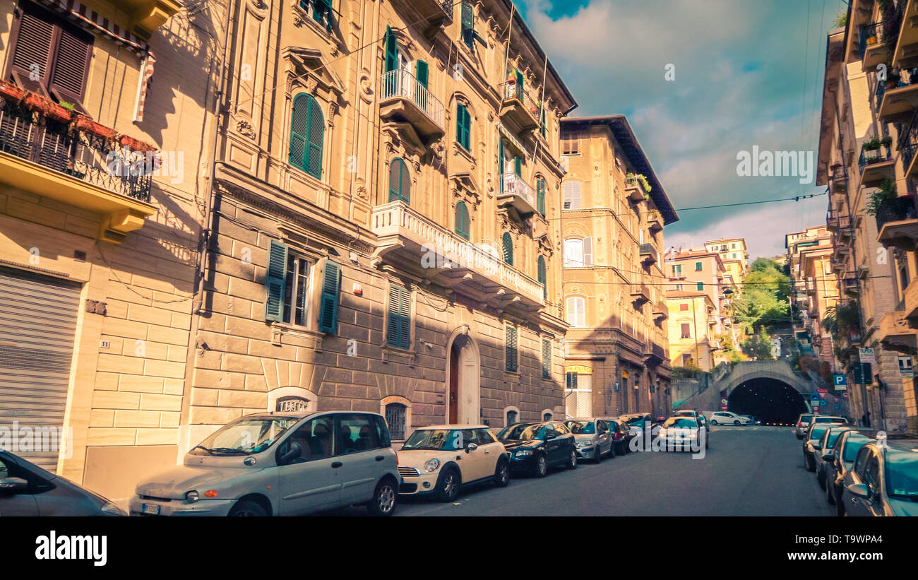 La Spezia, Italia Street scene e tunnel Foto Stock