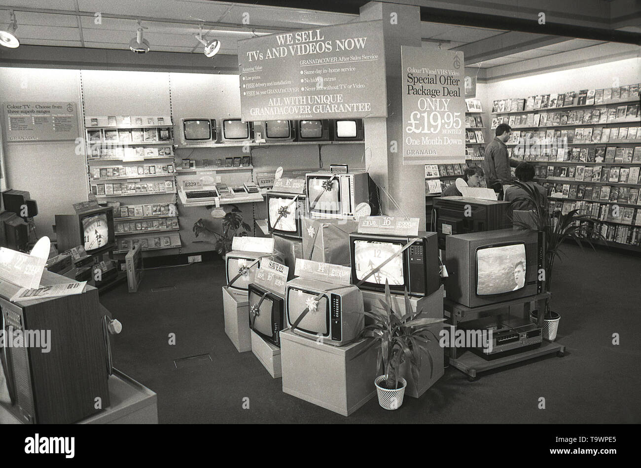 1985, storico, apparecchiature di home entertainment, inclusi i più recenti televisori e videoregistratori sul display interno a Granada Noleggio TV shop, Inghilterra, Regno Unito. Foto Stock