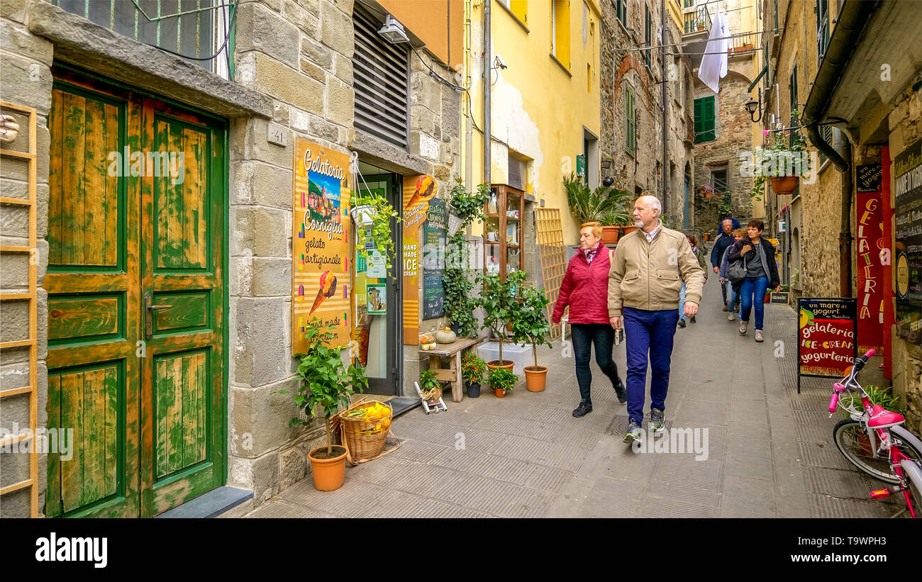 Vicolo stretto in Cinque Terre borgo di Corniglia, La Spezia, Italia Foto Stock