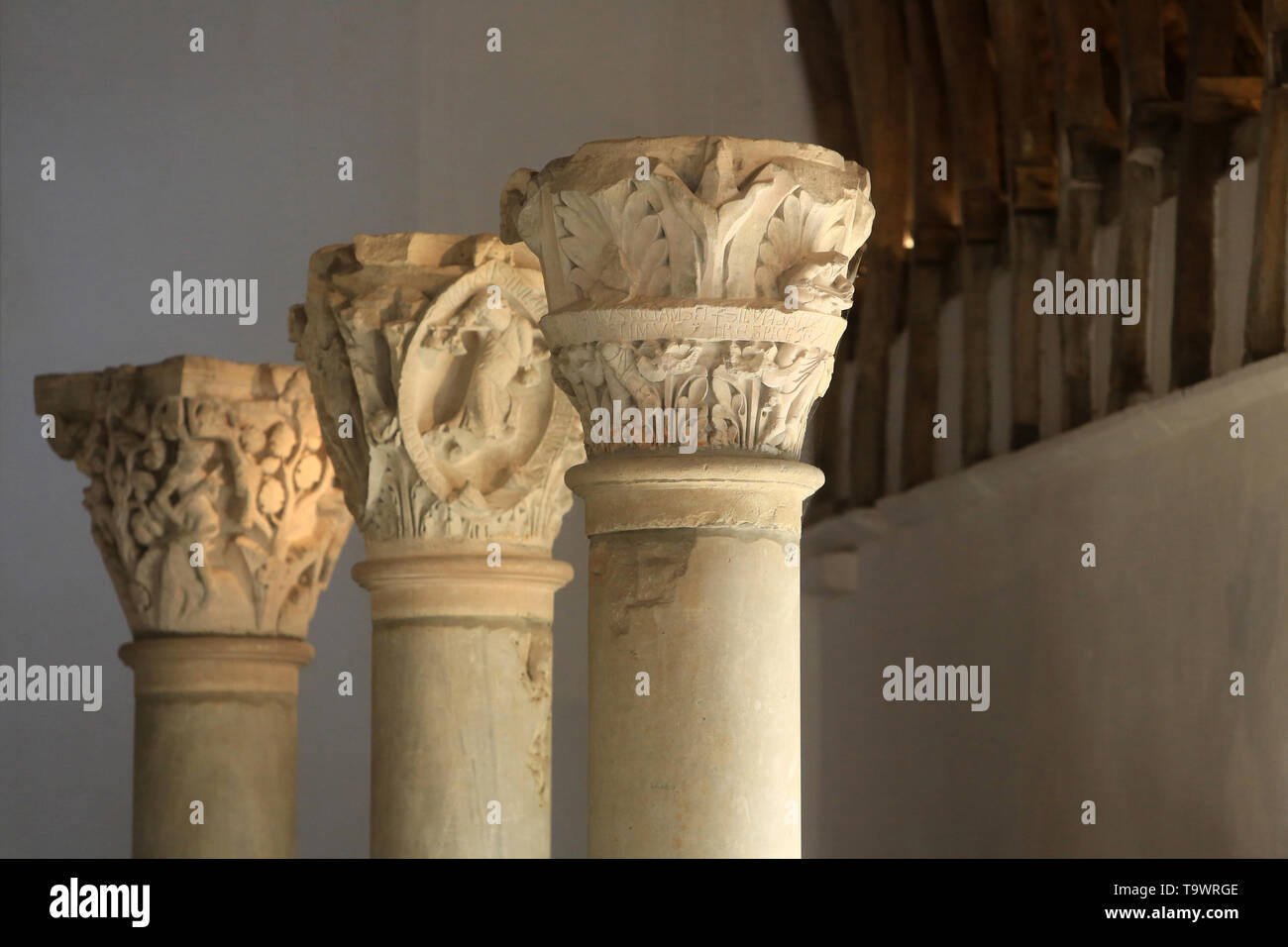 Le farinier de l'abbaye et les chapiteaux romani du choeur. L'Abbaye de Cluny. Fondée en 909 910 unità organizzativa. Foto Stock