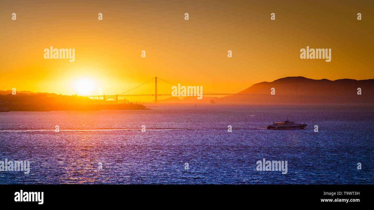 Vista panoramica del famoso Golden Gate Bridge illuminato nel bellissimo golden luce della sera al tramonto in estate, San Francisco Bay Area, California, Stati Uniti d'America Foto Stock