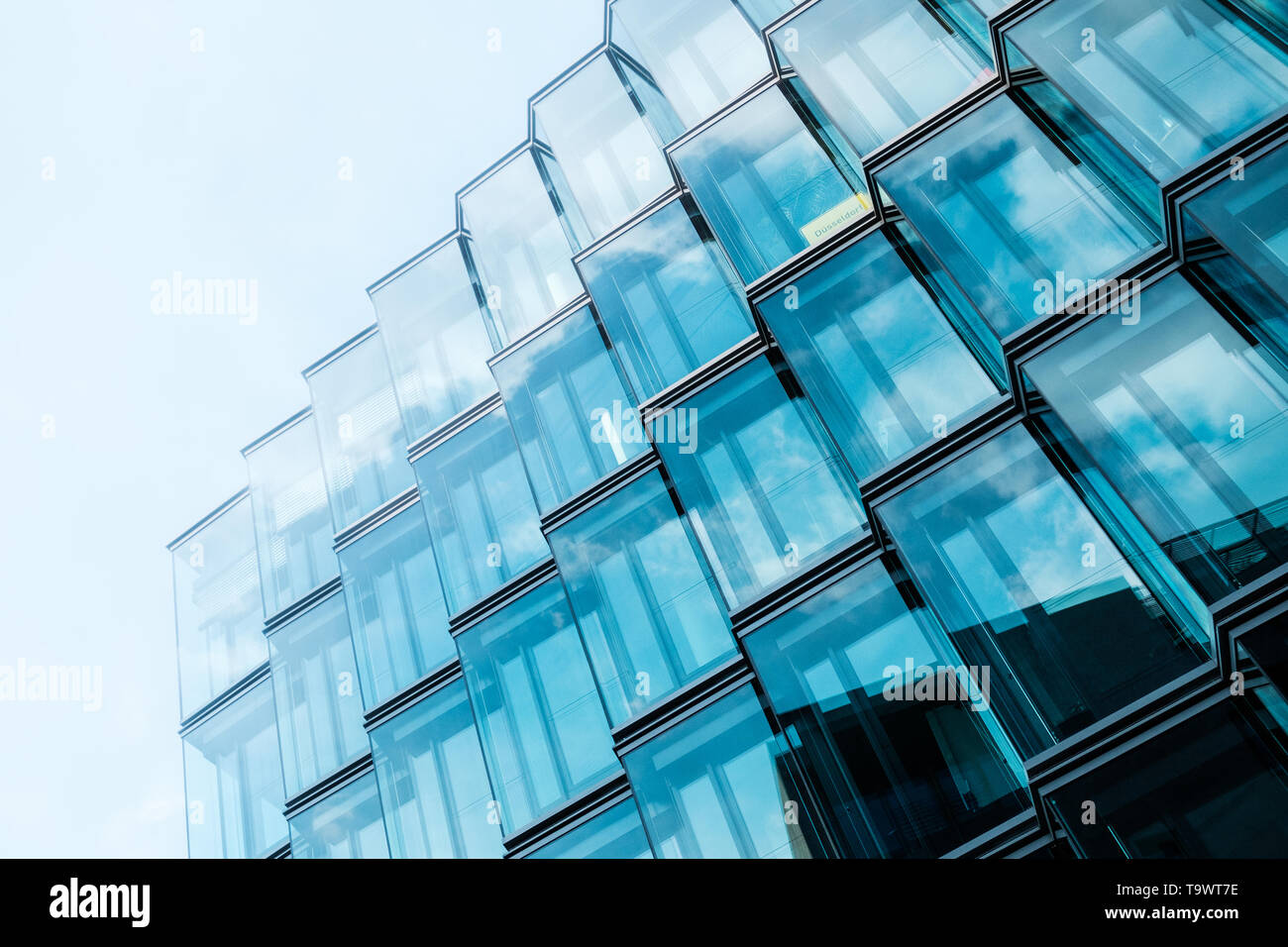 Architettura moderna, ufficio edificio con facciata in vetro - Foto Stock