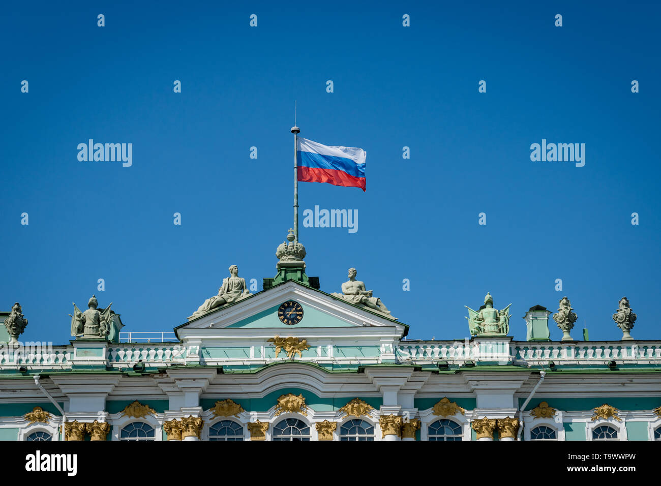 Bandiera russa sventolare sulla sommità del Museo Hermitage di San Pietroburgo, Russia - bandiera della Federazione russa. Foto Stock