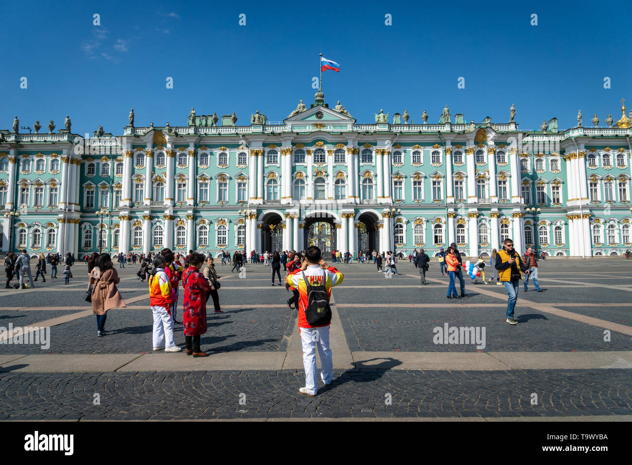 Saint Petersburg, Russia - Maggio 2019: Cinese gruppo turistico Scattare foto nella parte anteriore del Museo Hermitage di San Pietroburgo in Russia. Foto Stock