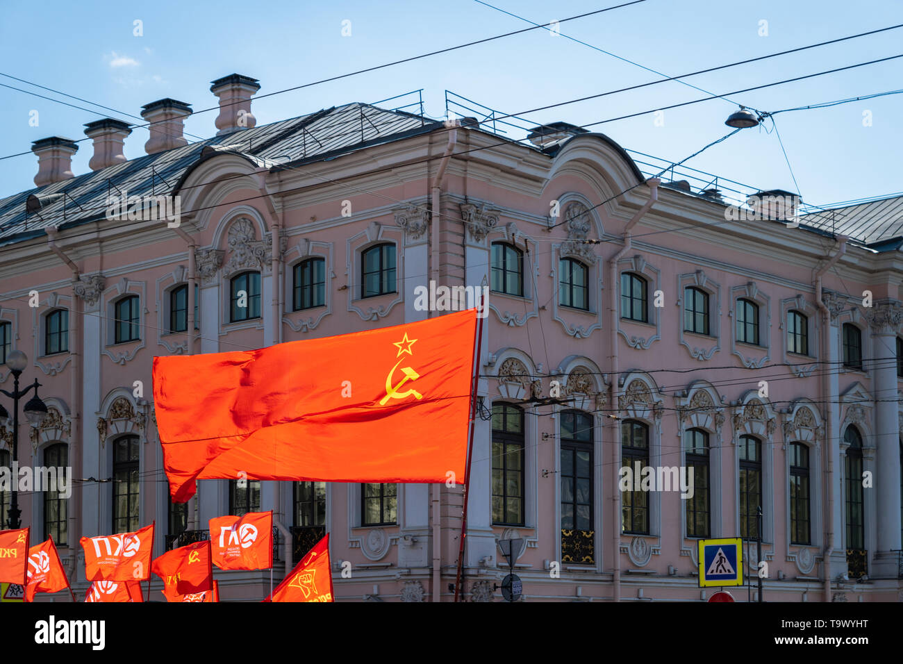 San Pietroburgo - Maggio 2019: Partito comunista della Federazione Russa bandiera in parata politico in Russia. Foto Stock