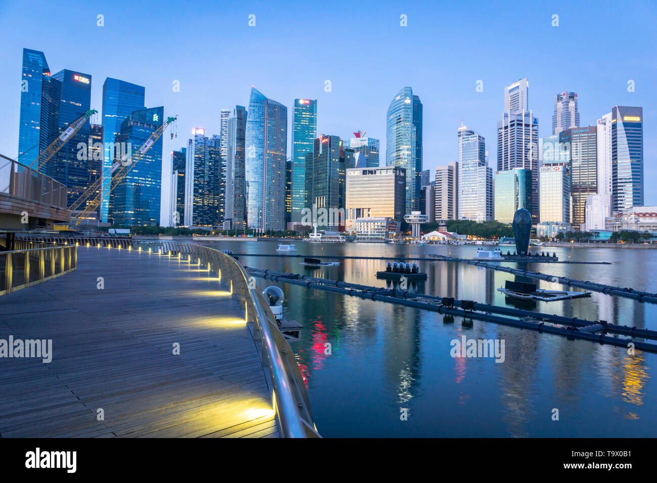 Singapore - Gennaio 2019: Singapore skyline Marina Bay area di San. Singapore centro città CBD waterfront è una zona popolare per visitatori e turisti. Foto Stock