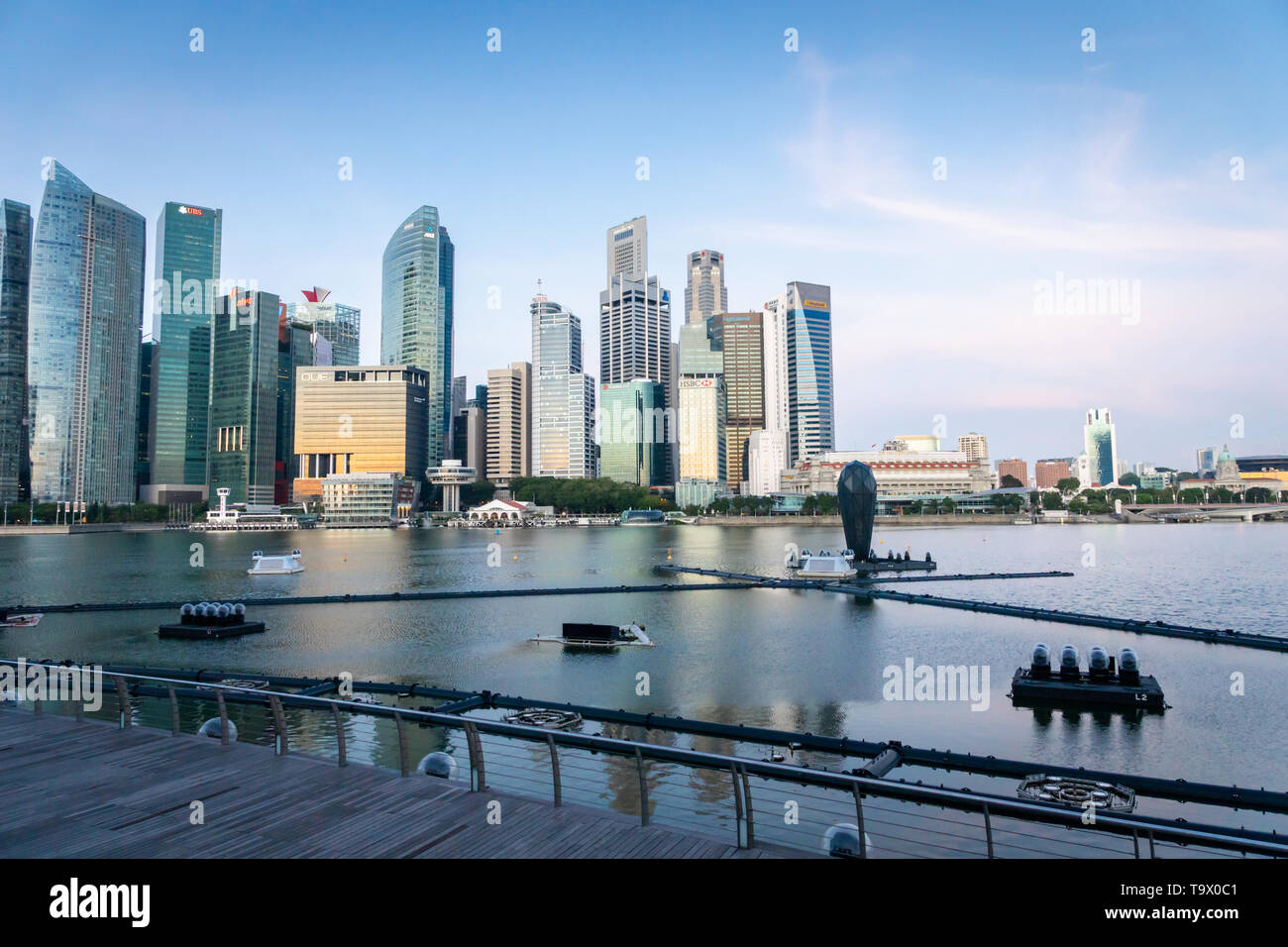 Singapore - Gennaio 2019: Singapore skyline Marina Bay area di San. Singapore centro città CBD waterfront è una zona popolare per visitatori e turisti. Foto Stock