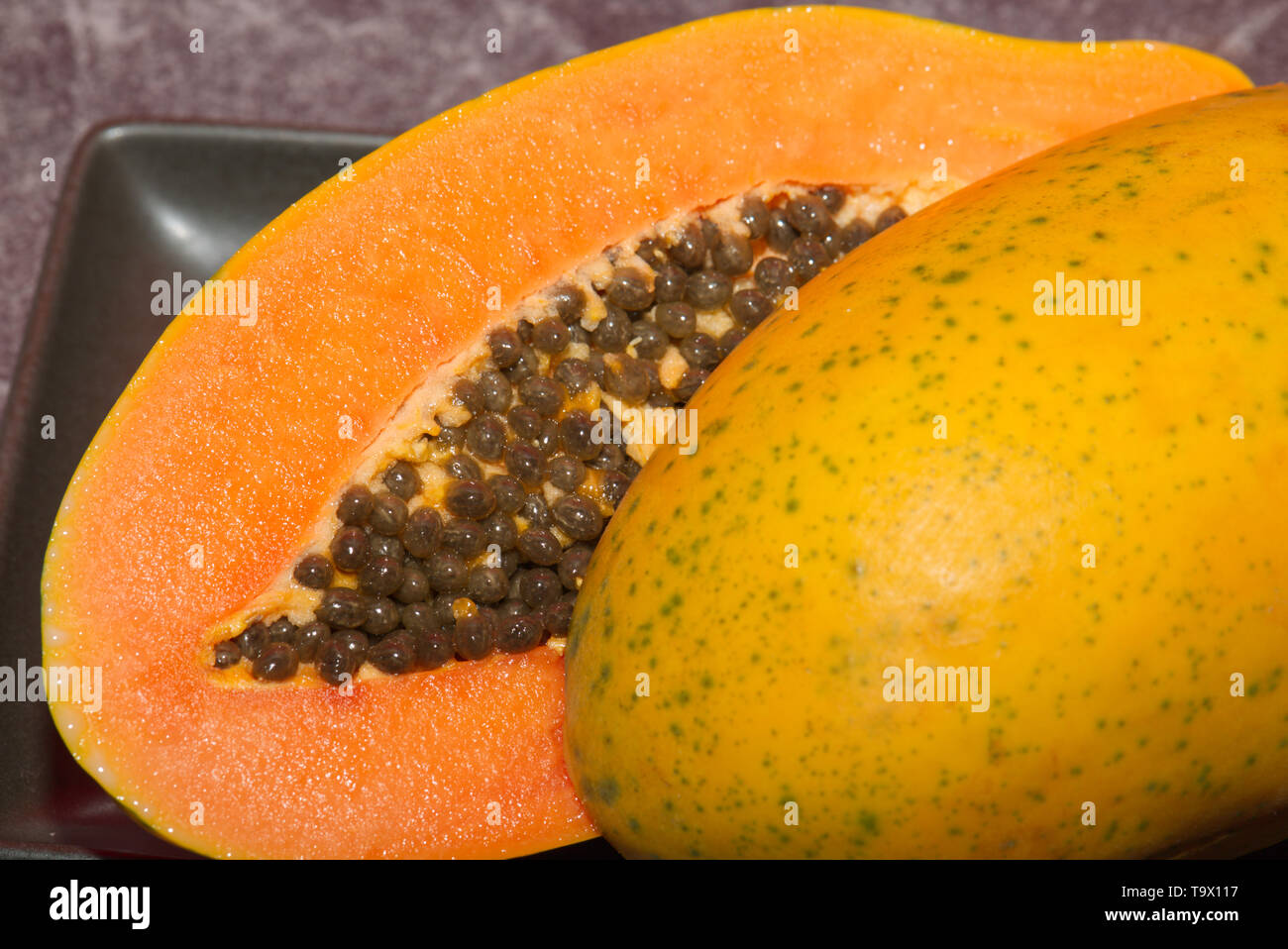 La papaia rossi tagliati a metà Foto Stock