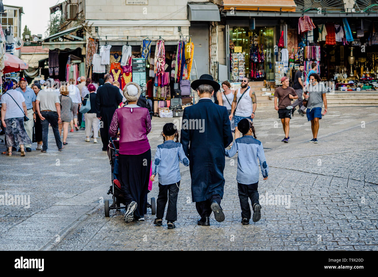 Gerusalemme, Israele- Agosto 17, 2016: ortodosso famiglia ebraica di camminare insieme fra i turisti a Jaffa Gate nella Città Vecchia di Gerusalemme, Israele Foto Stock