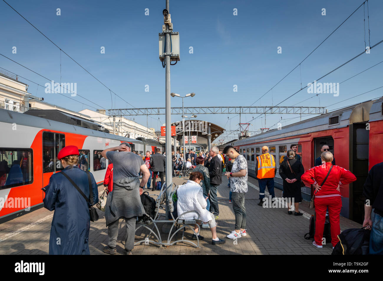 Mosca, Russia - Maggio 2019: le Ferrovie Russe di un treno ad alta velocità e di passeggeri sulla piattaforma della stazione Kursky a Mosca. Foto Stock