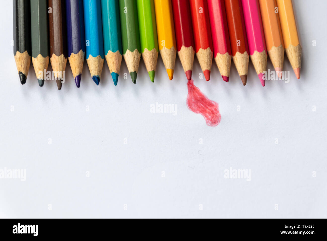 Set di matite colorate in colori arcobaleno aspettano per la loro prima  foto con un allievo, studente o cassetto come pastello con blu, rosso e  giallo Foto stock - Alamy