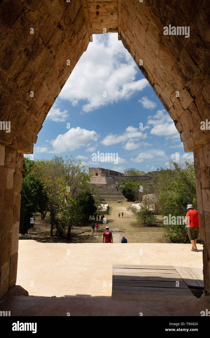Messico Uxmal sito Maya - guardando fuori il monastero un quadrangolo Uxmal; attraverso un tradizionale arco maya, Uxmal Messico America Latina Foto Stock