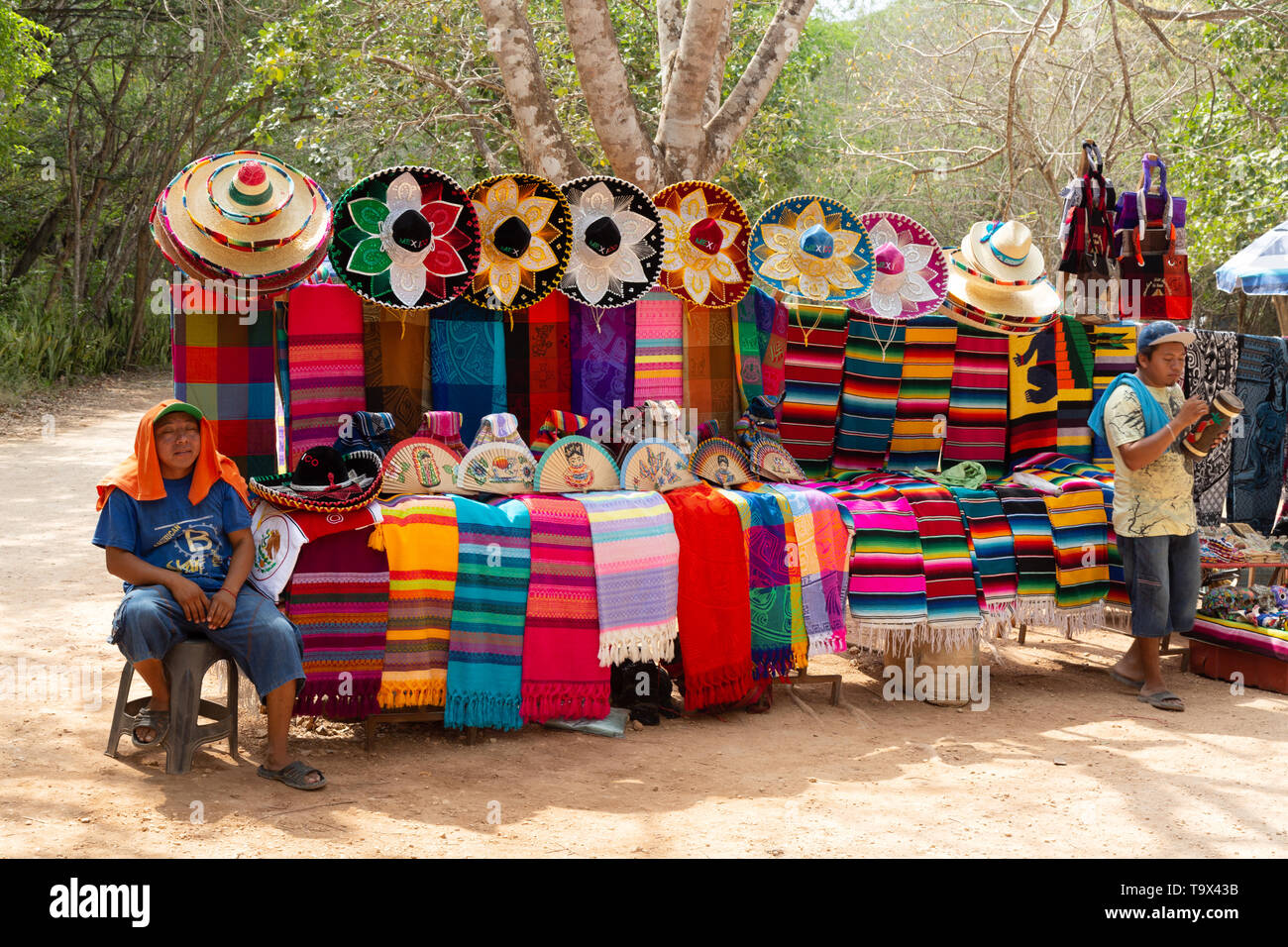 In America Latina il turismo - tourist stallo a Chichen Itza che vendono souvenir per i turisti, Chichen Itza, Yucatan, Messico America Latina Foto Stock