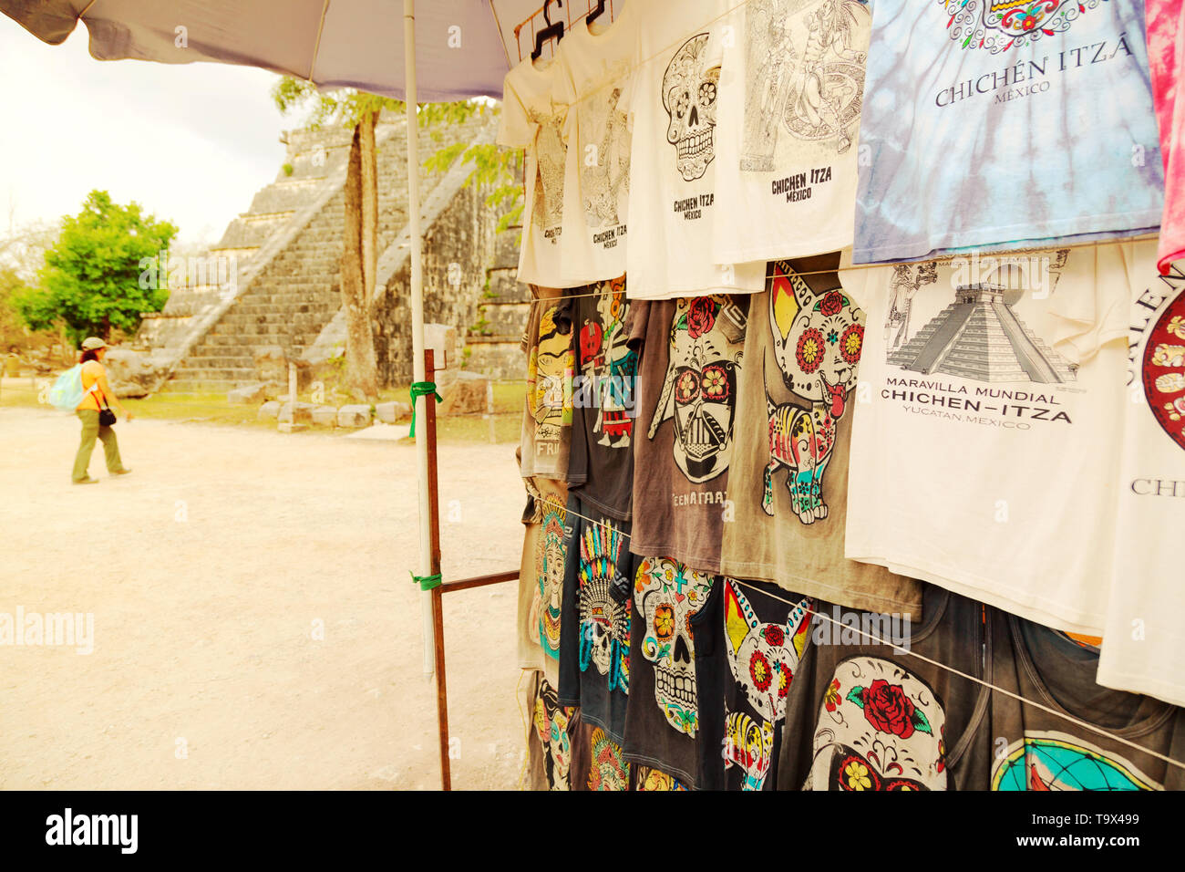 In America Latina il turismo - tourist stallo a Chichen Itza che vendono souvenir per i turisti, Chichen Itza, Yucatan, Messico America Latina Foto Stock
