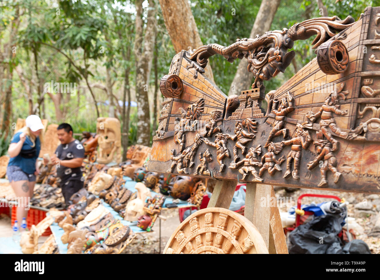 Messico mestieri: un tourist shopping a una pressione di stallo di artigianato per viaggi souvenir e regali, Chichen Itza Yucatan Messico America Latina Foto Stock