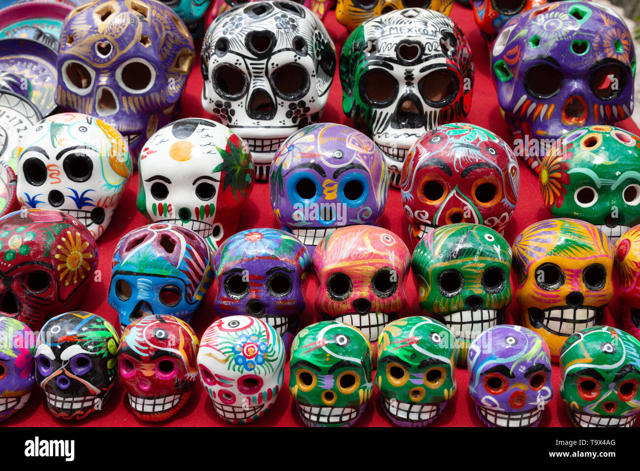 Messico souvenir - colorata porcellana dipinta teschi per la vendita su un mercato in stallo, Yucatan, Messico America Latina - Foto Stock