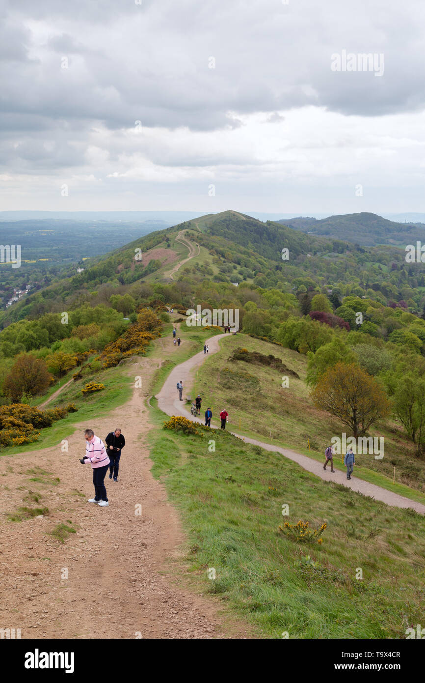 Malvern Hills - persone che camminano nella Malvern Hills, siti di particolare interesse scientifico, Malvern, Worcestershire Inghilterra REGNO UNITO Foto Stock
