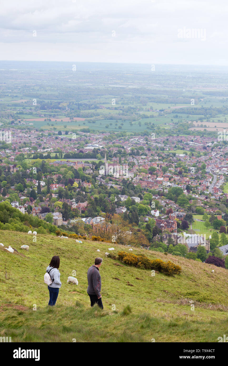 Giovane camminando nella Malvern Hills, paesaggio inglese a Malvern, Worcestershire Inghilterra REGNO UNITO Foto Stock