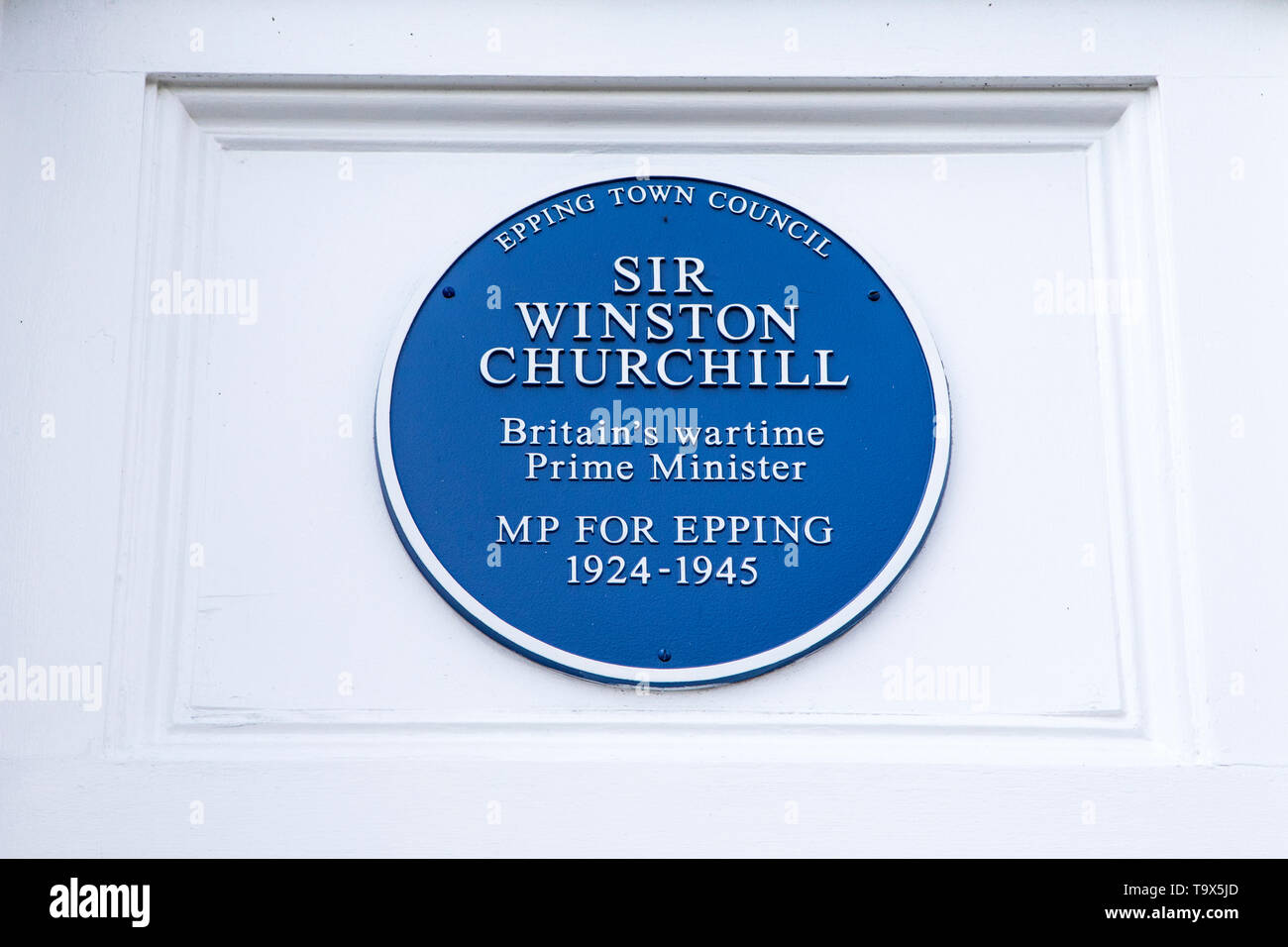Essex, Regno Unito - 18 Maggio 2019: una targa blu lungo la High Street nella città di Epping, commemorazione di Sir Winston Churchill che era il membro della Parlia Foto Stock