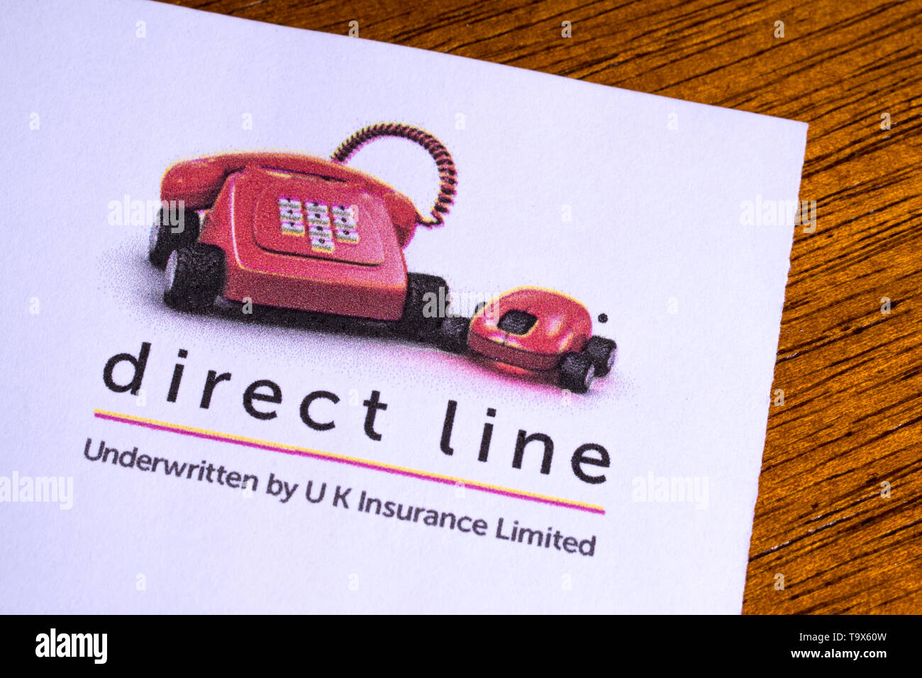 London, Regno Unito - 14 Maggio 2019: il logo della linea diretta Group plc, raffigurato sulla parte superiore di un foglio informativo. Linea diretta Group plc è un insuran Foto Stock