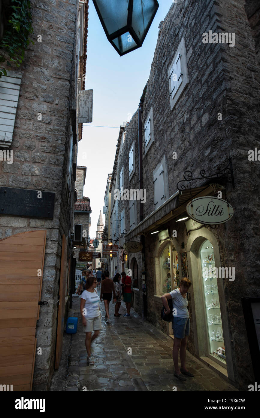 Strada stretta nel centro storico di Budva, antica architettura, Montenegro Foto Stock