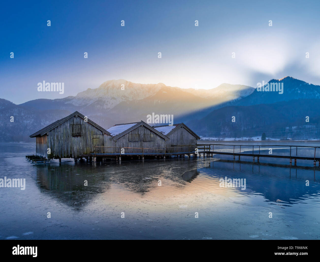 Boathouses nel Kochelsee in inverno, Alta Baviera, bavaresi, Germania, Europa Bootshäuser am Kochelsee im Winter, Oberbayern, Bayern, Deutschland, Foto Stock