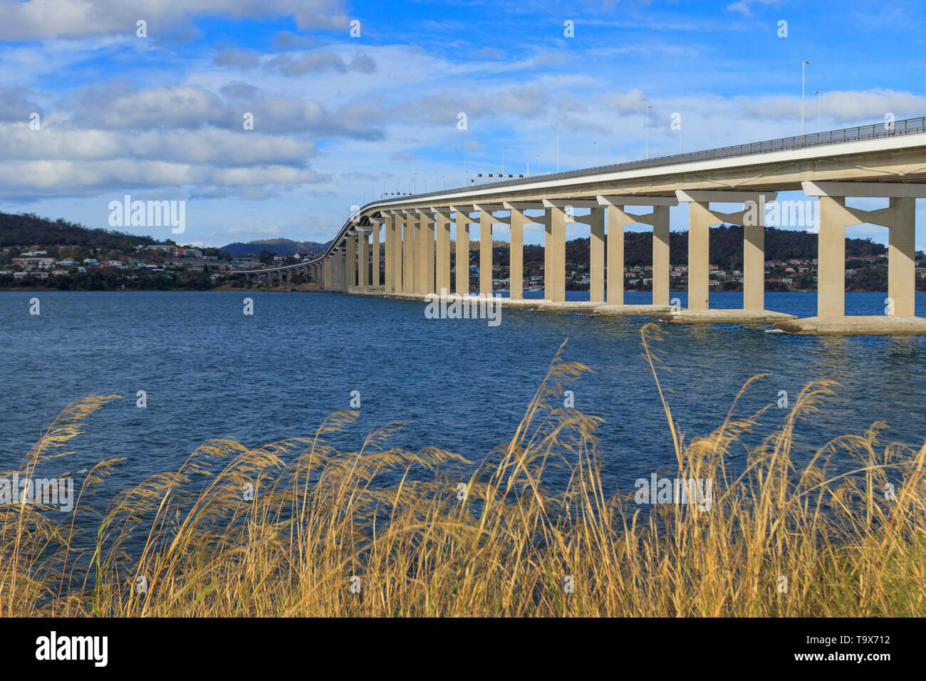 Il Tasman ponte sopra il fiume Derwent a Hobart in Tasmania links il quartiere centrale degli affari e la periferia sud della città con la sua parte nord Foto Stock