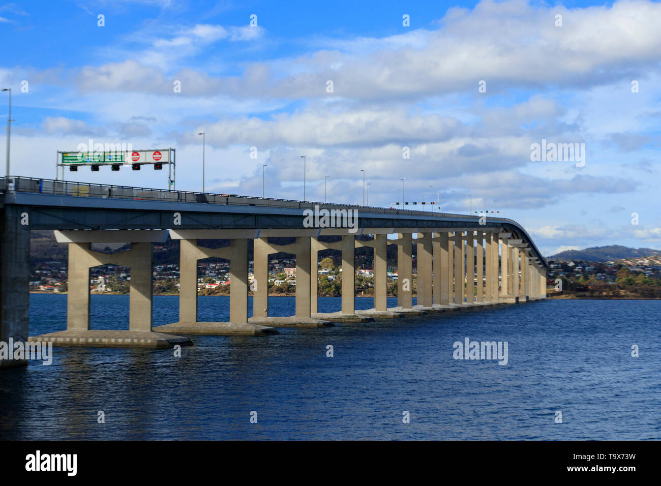 Il Tasman ponte sopra il fiume Derwent a Hobart in Tasmania links il quartiere centrale degli affari e la periferia sud della città con la sua parte nord Foto Stock