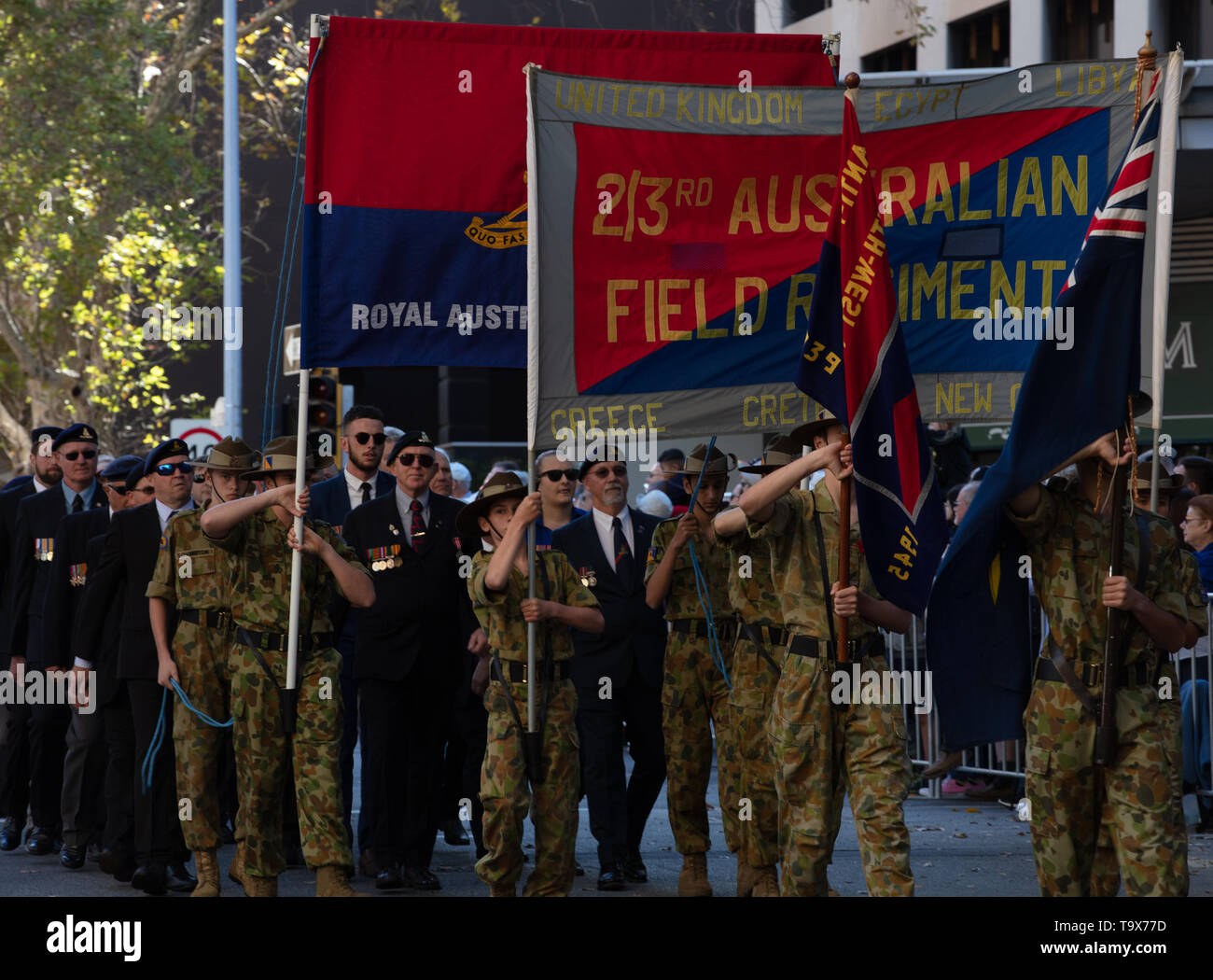 Perth, Australia. Xxv Aprile 2019. Gli australiani in tutto il paese ricorda quelle service gli uomini e le donne che sono morti in conflitti per il loro paese. La giornata inizia con un servizio di alba seguita da un'Anzac Day Parade in tutto il paese come qui a Perth, WA. I giovani partecipanti alla parata indossare le medaglie di membri della loro famiglia. Credito: Joe Kuis / Alamy Foto Stock