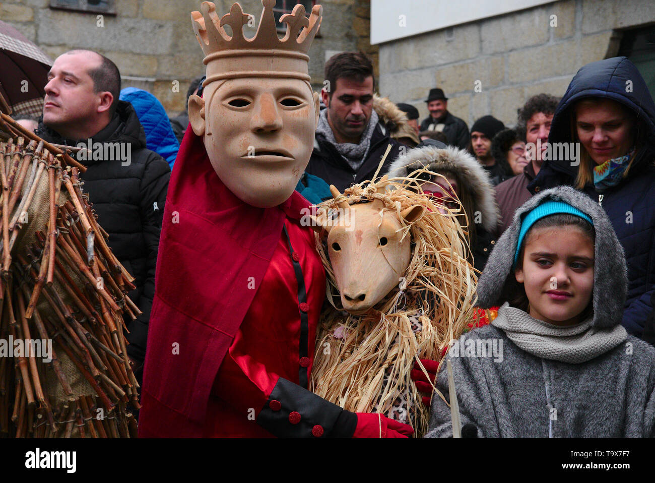 Il tradizionale Entrudo (Carnival) di Lazarim, dove il Martedì Grasso persone in maschere di legno si riuniscono nel villaggio della piazza principale. Foto Stock