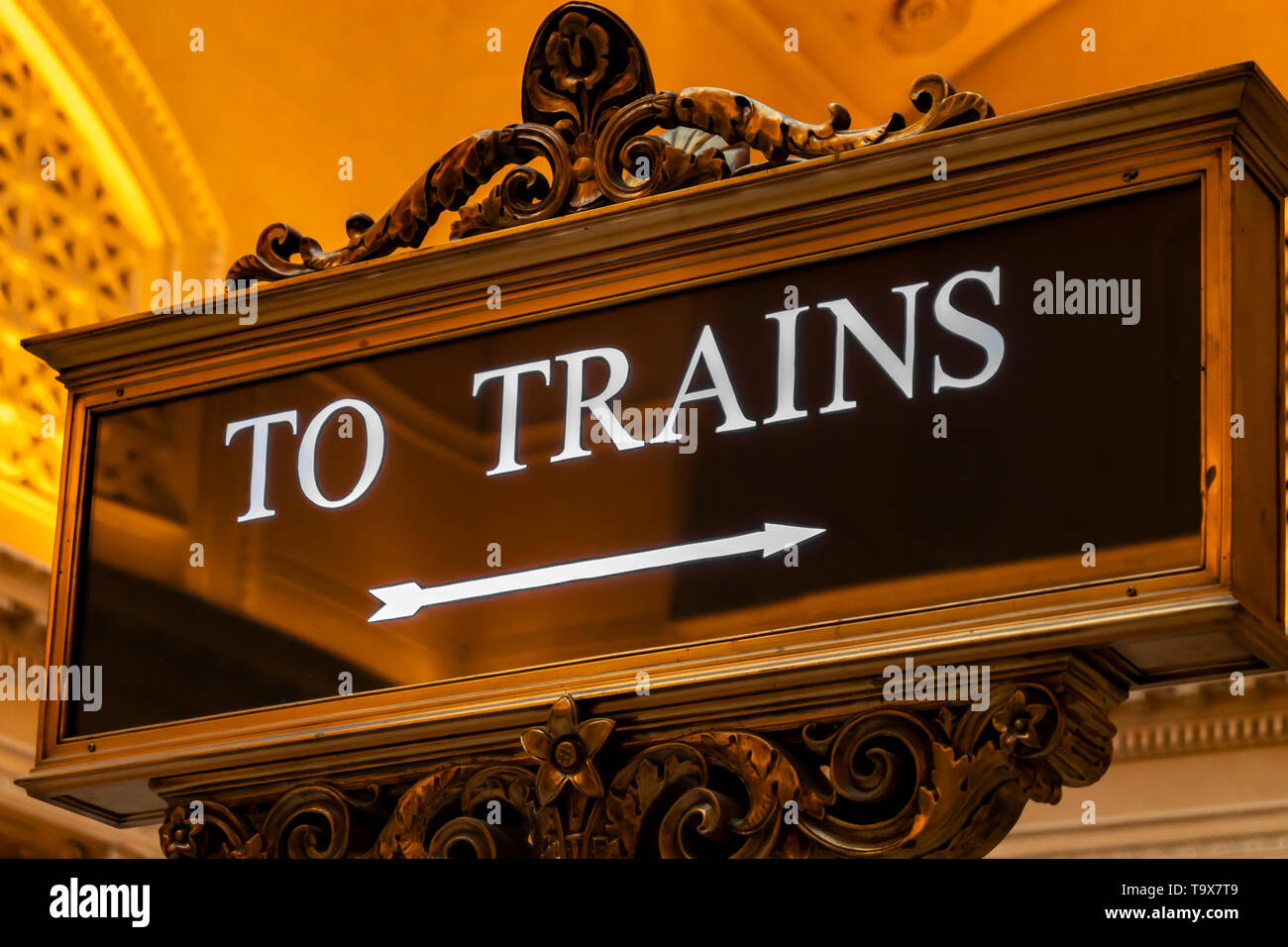 Un segno decorativo dirigere i passeggeri per treno le piattaforme all'interno di Chicago Union Station, Illinois, Stati Uniti d'America. Foto Stock