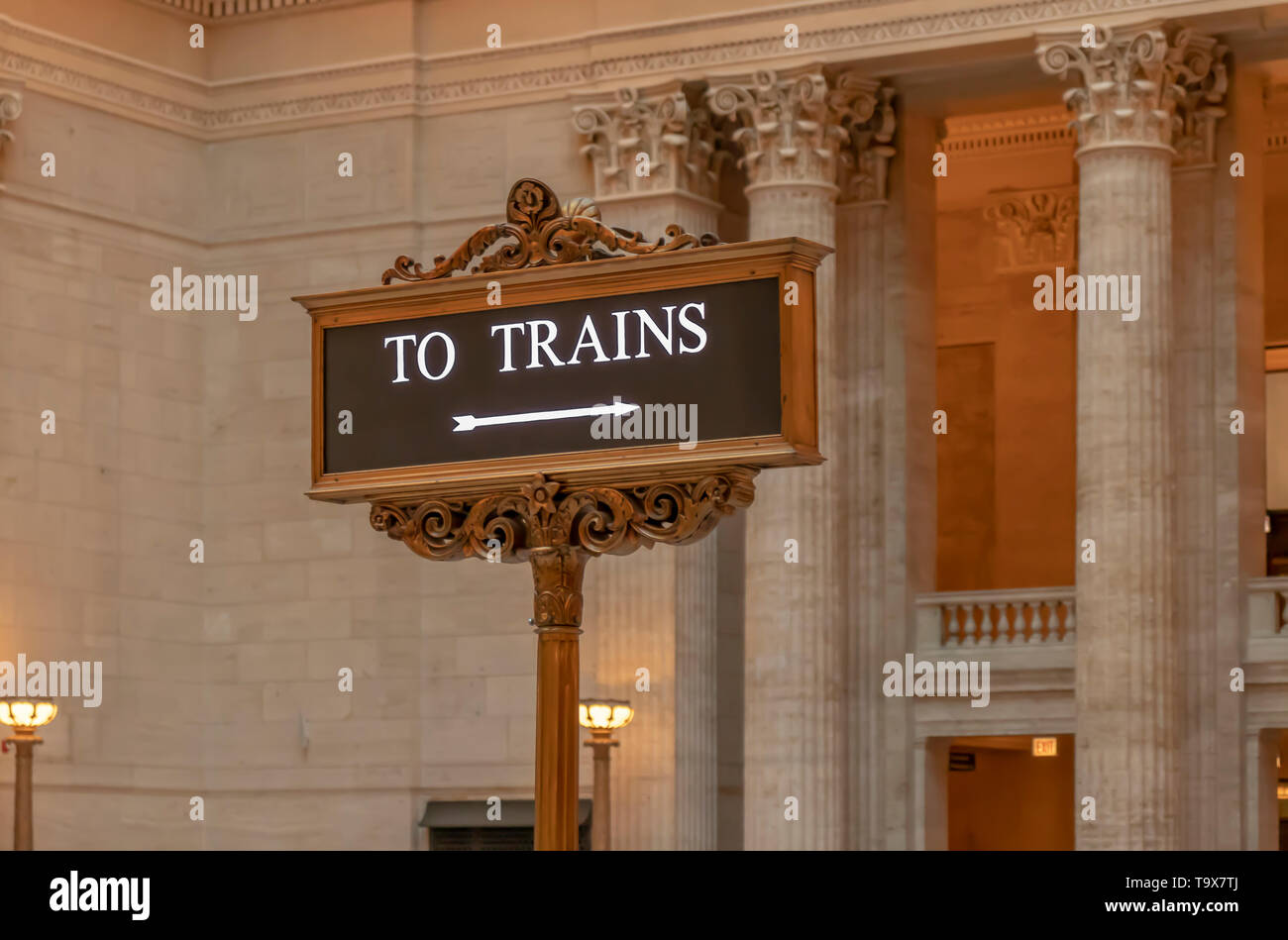 Un segno decorativo dirigere i passeggeri per treno le piattaforme all'interno di Chicago Union Station, Illinois, Stati Uniti d'America. Foto Stock