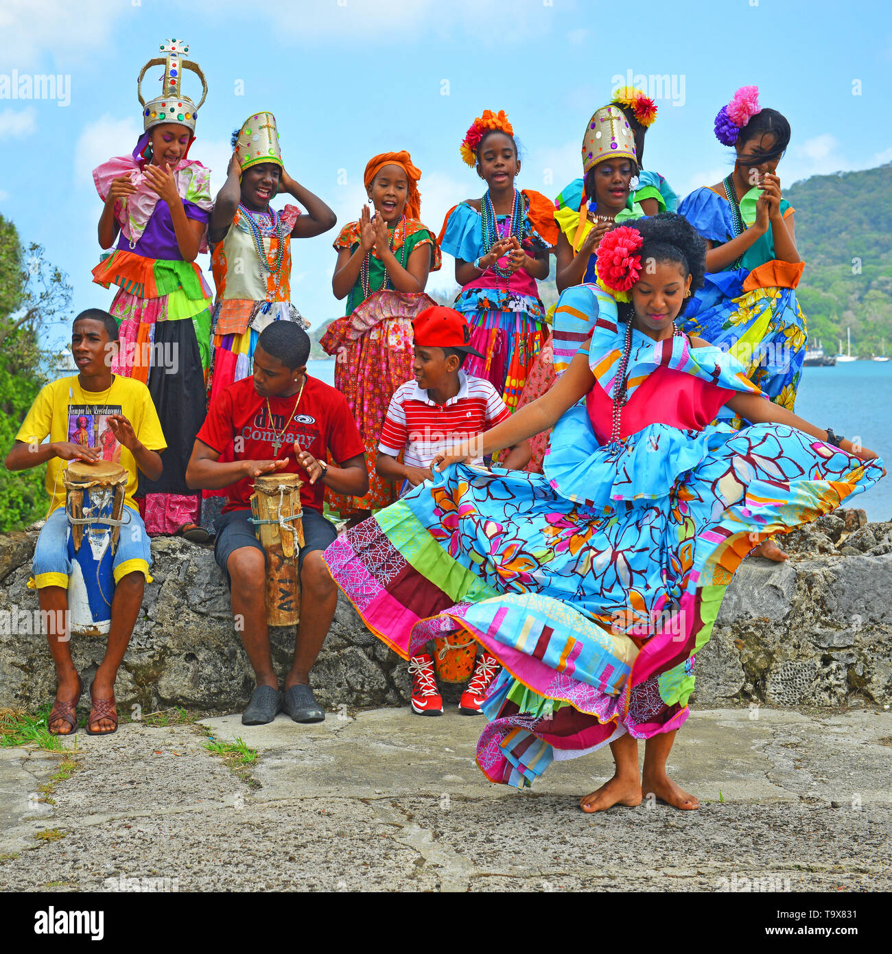 Giovani Panama persone eseguendo la tradizionale danza del Congo con strumenti musicali in una antica fortezza spagnola, Portobelo, Panama America centrale. Foto Stock