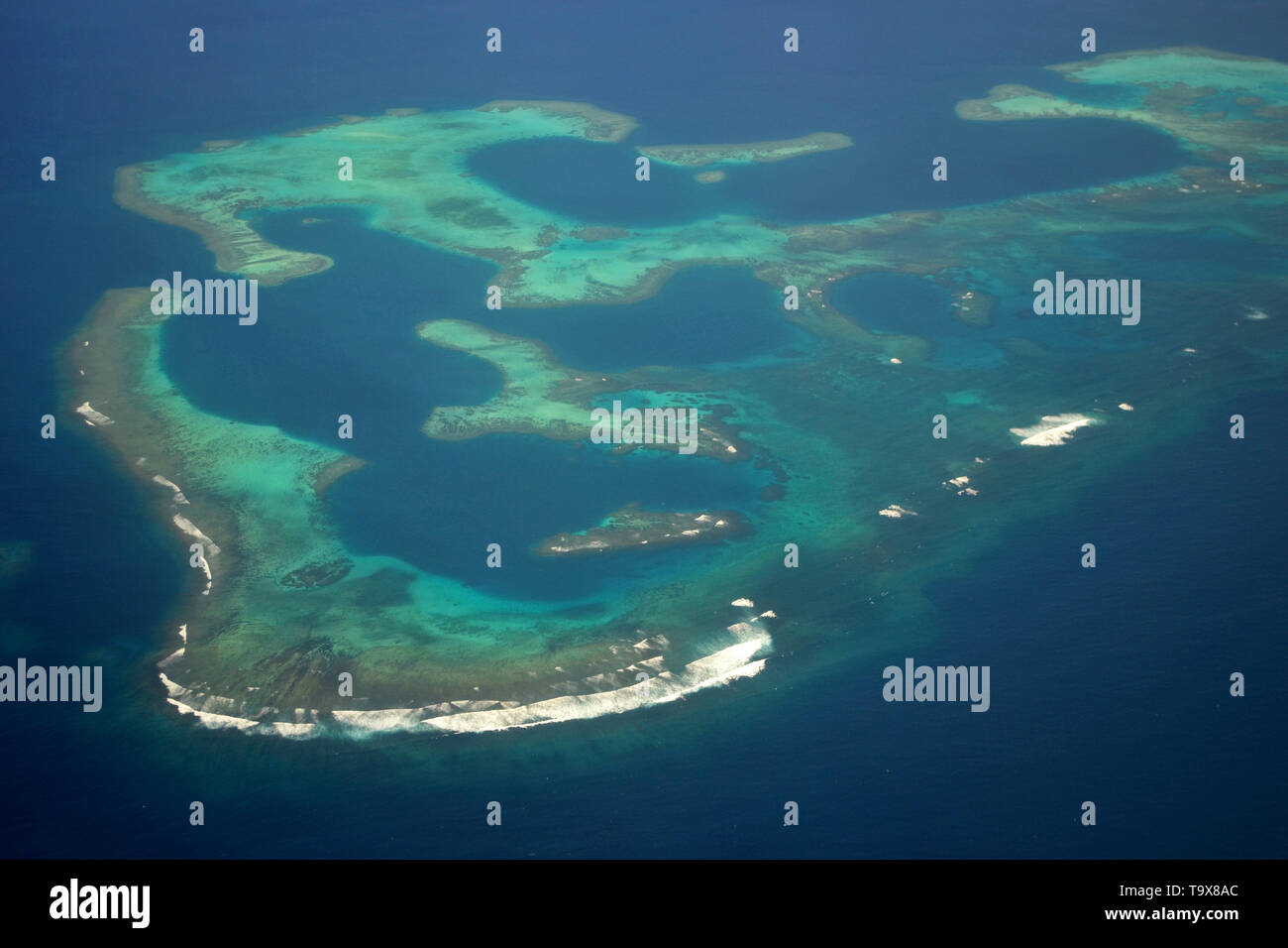Vista aerea di un atollo parte della riserva integrale Yves Merlet, a sud della Nuova Caledonia, Sud Pacifico Foto Stock