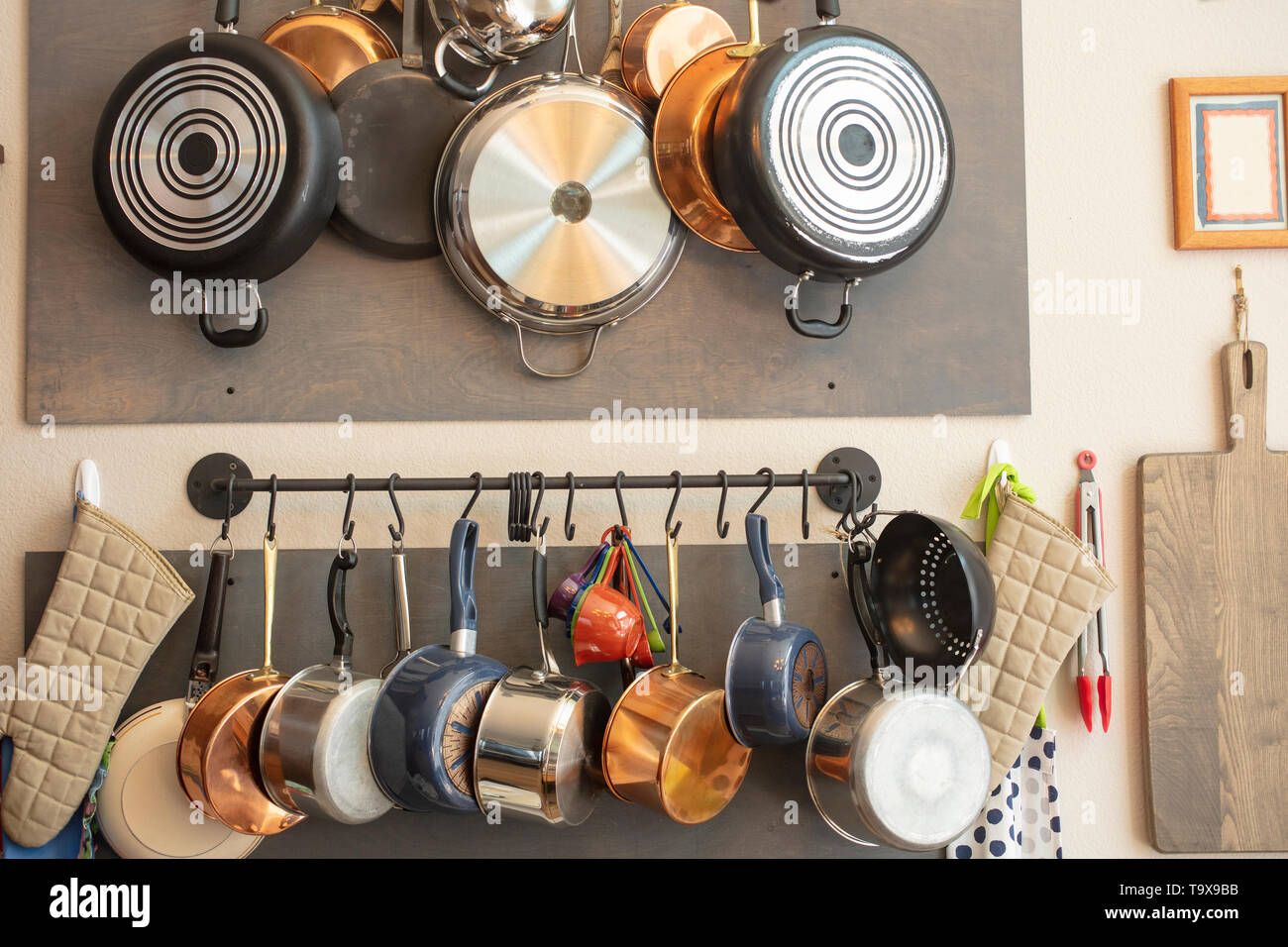 Cucina rack da parete per appendere le pentole, padelle, grembiuli e altri  utensili per una efficiente organizzazione, storage e decorazioni Foto  stock - Alamy