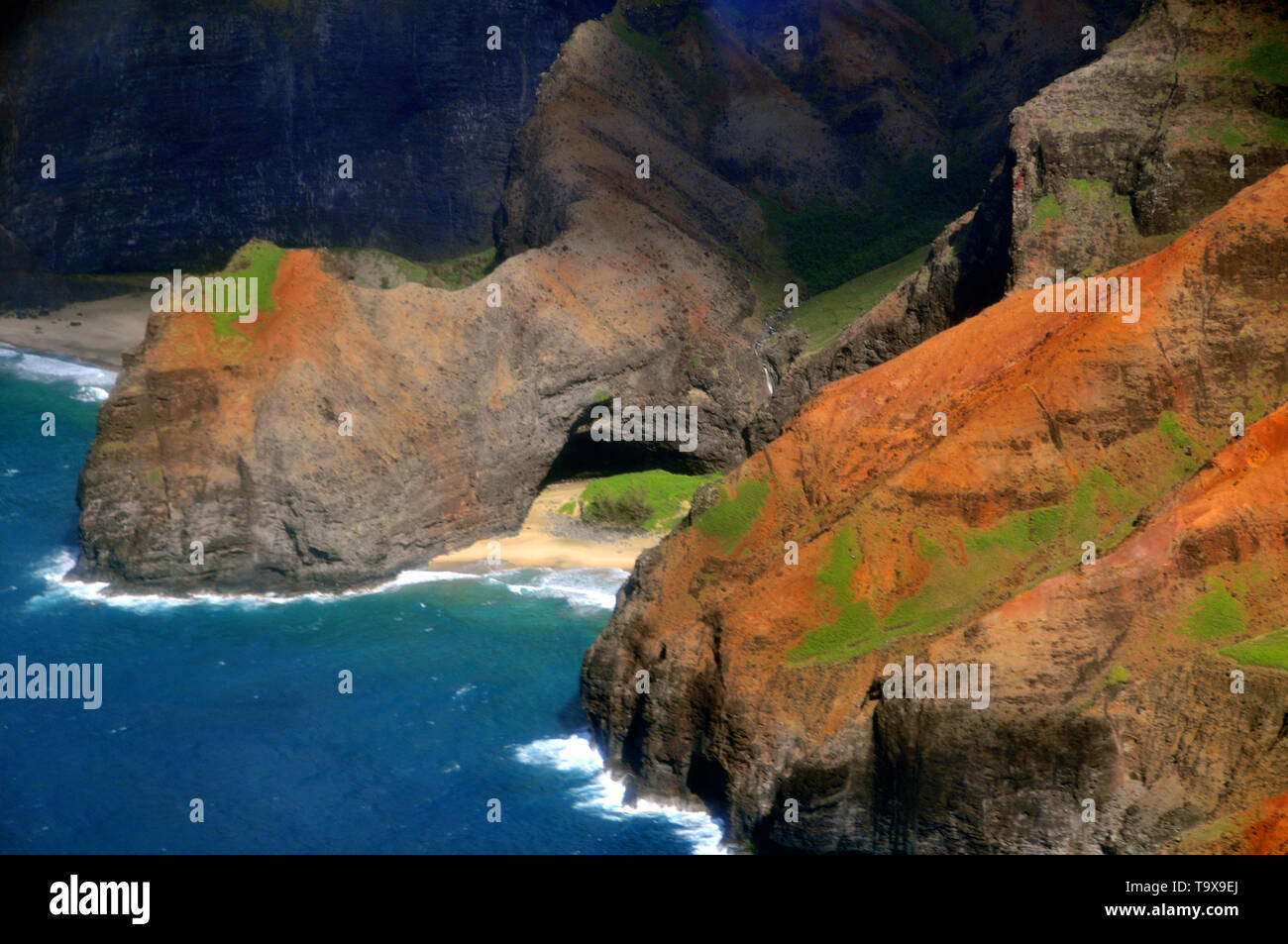 Vista aerea di una spiaggia segreta presso la Costa Napali, Kauai, Hawaii, STATI UNITI D'AMERICA Foto Stock