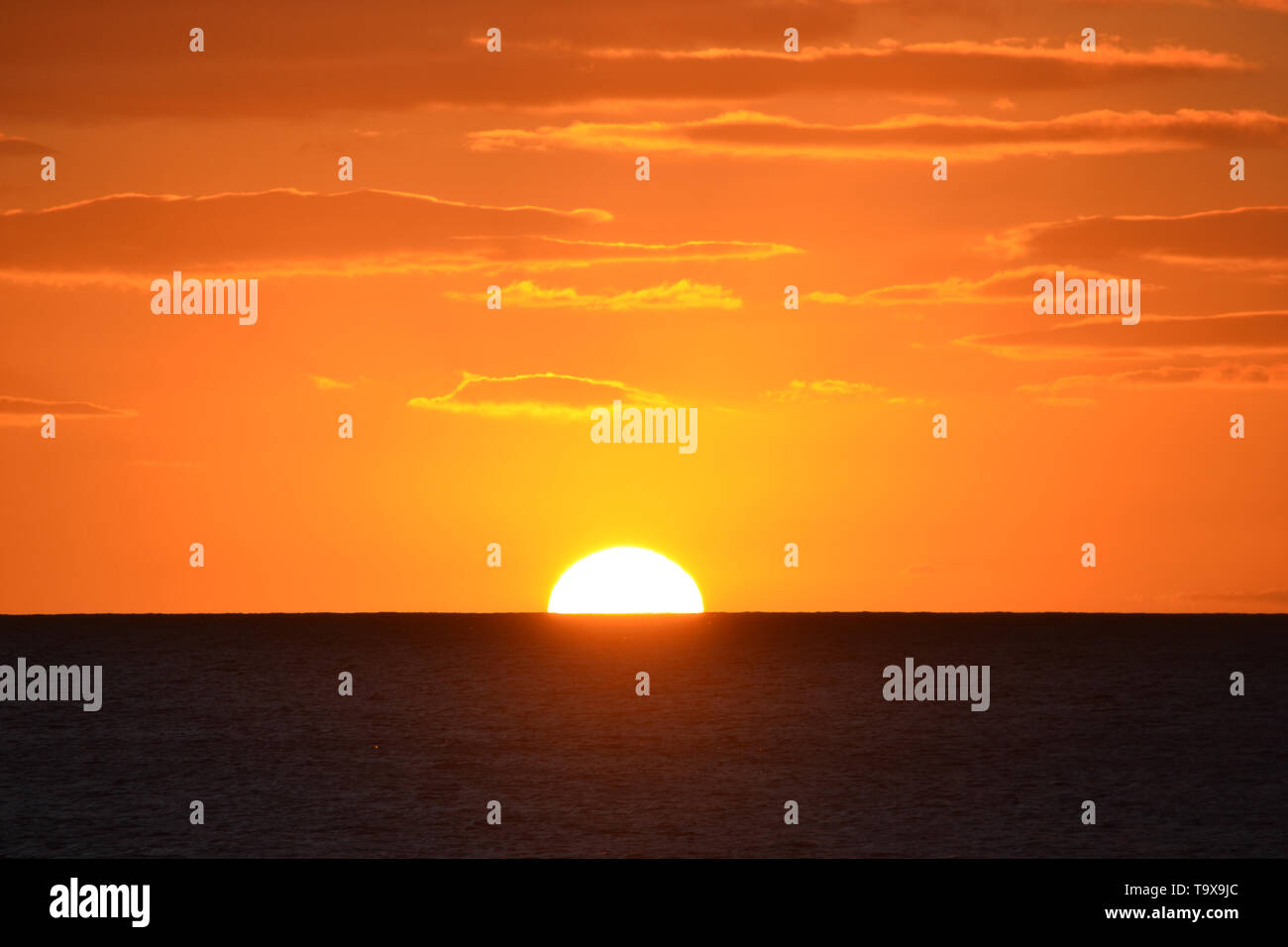 Golden Sunset sulla riva sud di Oahu, Hawaii, STATI UNITI D'AMERICA Foto Stock